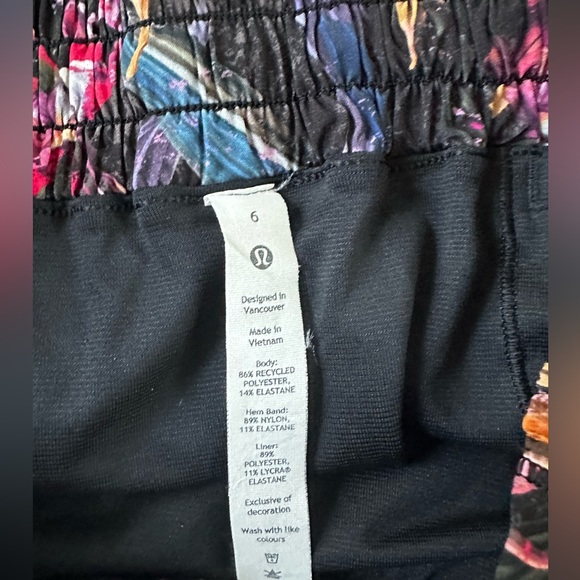 Lululemon Hotty Hot Low-Rise Lined Short 4” Size 6 - Picture 11 of 13